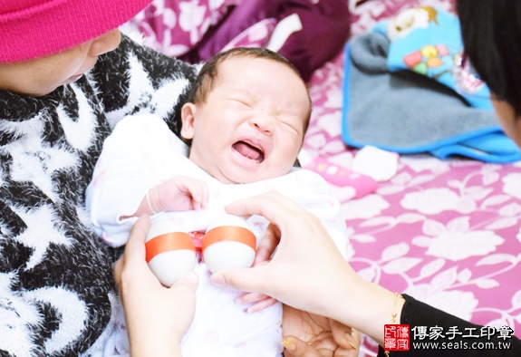 剃胎毛、滿月剃頭、嬰兒剃頭、嬰兒理髮、嬰兒剃髮、嬰兒剃胎毛、嬰兒滿月剃頭、寶寶剃頭、剃胎毛儀式、剃胎毛吉祥話、滿月剃頭儀式、滿月剃頭吉祥話、寶寶剃胎毛、寶寶滿月剃頭理髮、 新北中和區剃胎毛、新北中和區滿月剃頭、 新北中和區嬰兒剃頭剃胎毛、新北中和區嬰兒理髮、新北中和區嬰兒剃髮、梁寶寶(新北中和區到府嬰兒寶寶滿月剃頭理髮、免費到府嬰兒剃胎毛儀式吉祥話)。到府剃頭剃胎毛主持、專業拍照、DVD光碟、證書。★購買「臍帶章、肚臍章、胎毛筆刷印章」贈送：剃頭、收涎、抓周，三選一。2016.01.03 照片4
